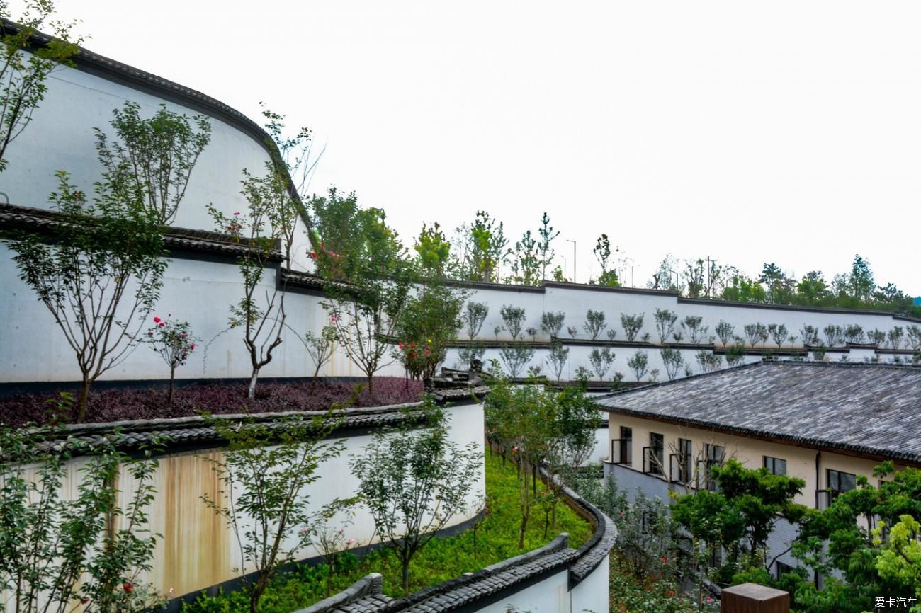 老年|小镇蒙蒙烟雨，小桥流水，断桥残雪~青山点点，古道悠悠