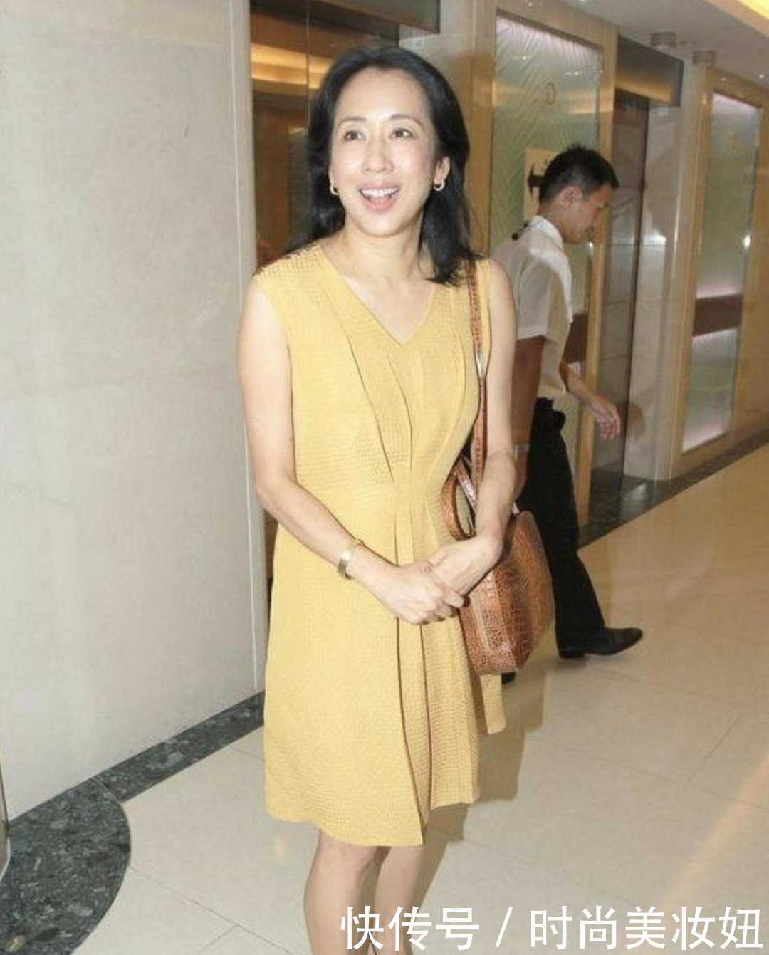 朱玲玲真不把自己当“豪门”,穿无袖连衣裙配蛇皮包,简约又优雅