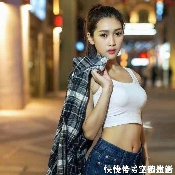 曲线 小妹妹曲线优美，穿搭紧身牛仔裤，呈现婉约别致女性韵味！