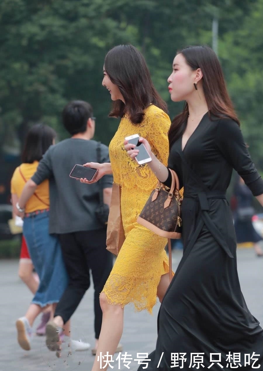 街拍:身材高挑的小姐姐身穿惊艳的黄色镂空连衣裙，充满浪漫气息