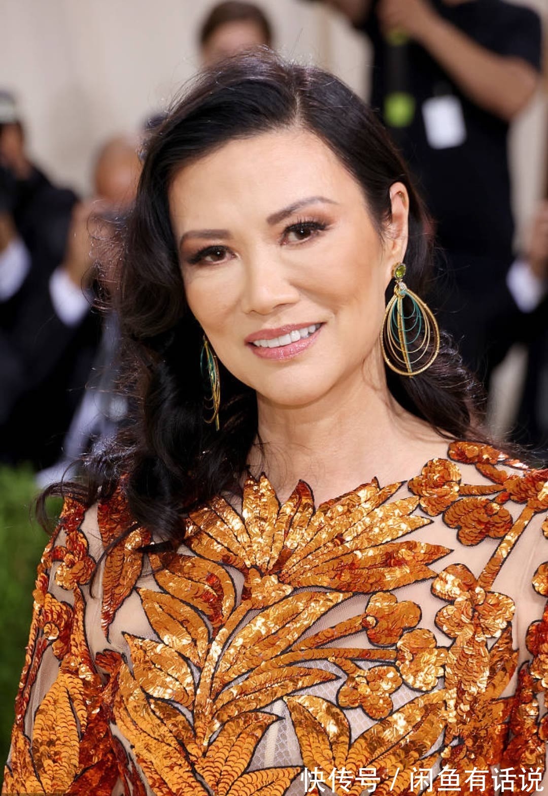 身材|邓文迪优雅亮相,穿薄纱亮片裙身材纤细,手拎“金盒”有名媛气场