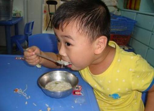 果果|7岁男孩每天吃米饭喝粥，3个月后却被送急救，父母无知害了孩子