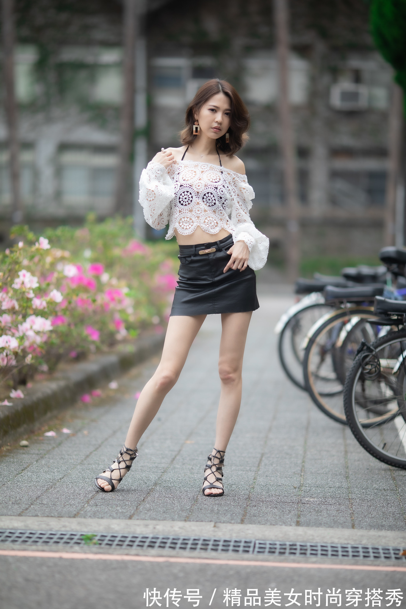 短裤裙|白色钩花蕾丝罩衫搭配西装短裤裙,惊艳绝伦,诠释靓女风韵