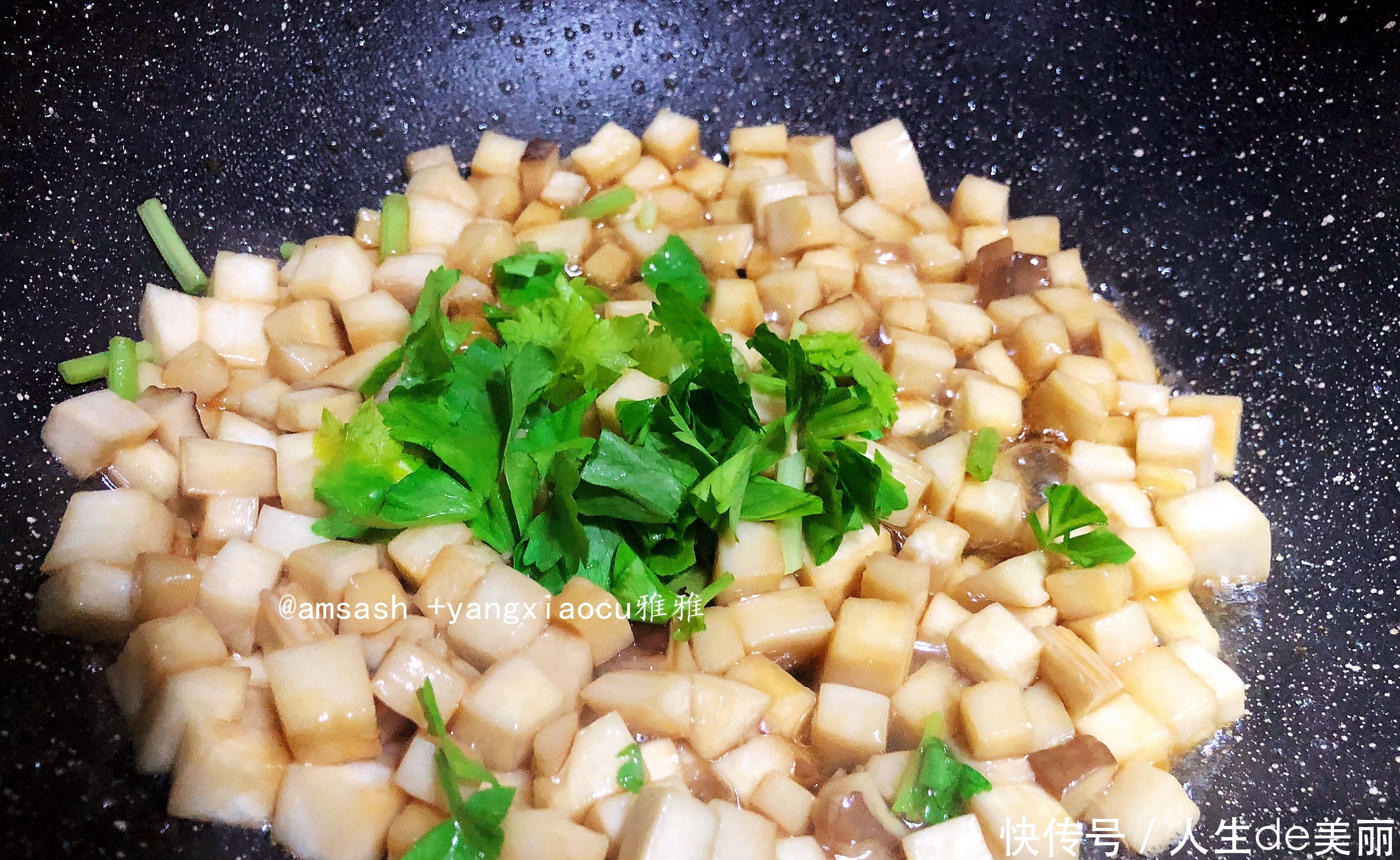 杏鲍菇最好吃的做法,不加盐和水,比肉还好吃,上桌就被抢光了!