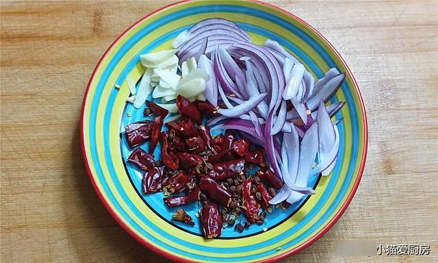 做法|教你炝拌黄瓜条的家常做法，制作简单，清脆爽口味道香辣好吃