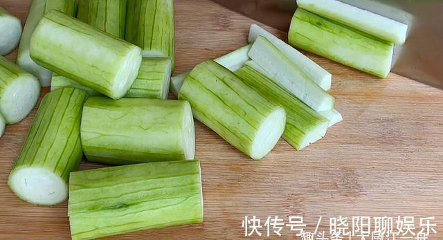 江一舟|炒丝瓜时，先放油就错了，教你饭店做法，丝瓜滑嫩不出水不发黄