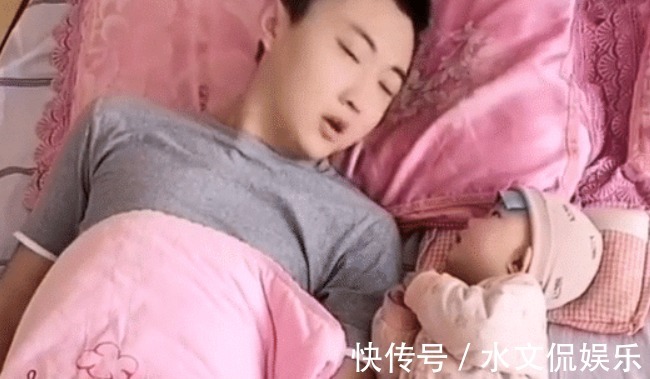 萌娃|“超怂怂奶爸”抢娃被子盖火了，被发现后吓得窝成一团瑟瑟发抖