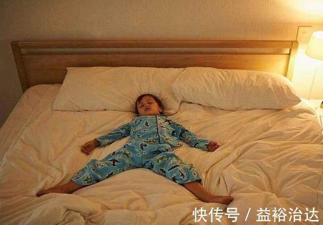 糯米团子|通过“睡姿”能看出孩子性格?如果是第二种睡姿,家长就偷着乐吧