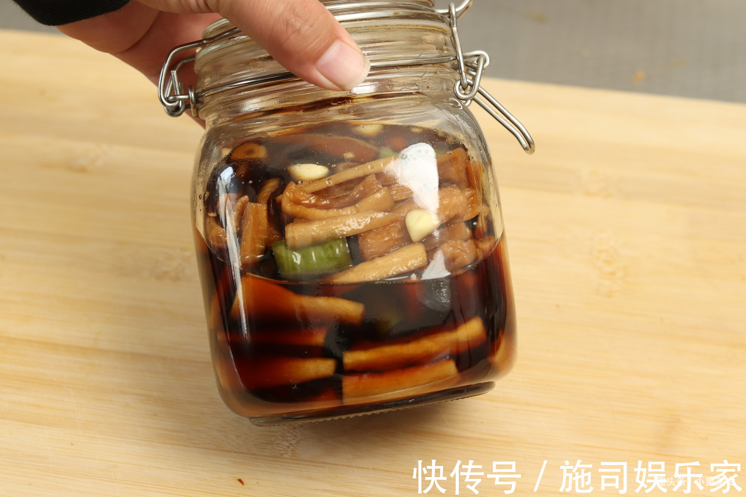 晾晒|冬天自制腌萝卜,教你酒店不外传的做法,隔天就能吃,脆爽又下饭