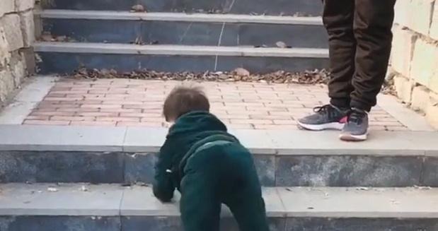 妈妈带|“佛系奶爸”放养式遛娃走红,萌娃:糟老头子坏得很!