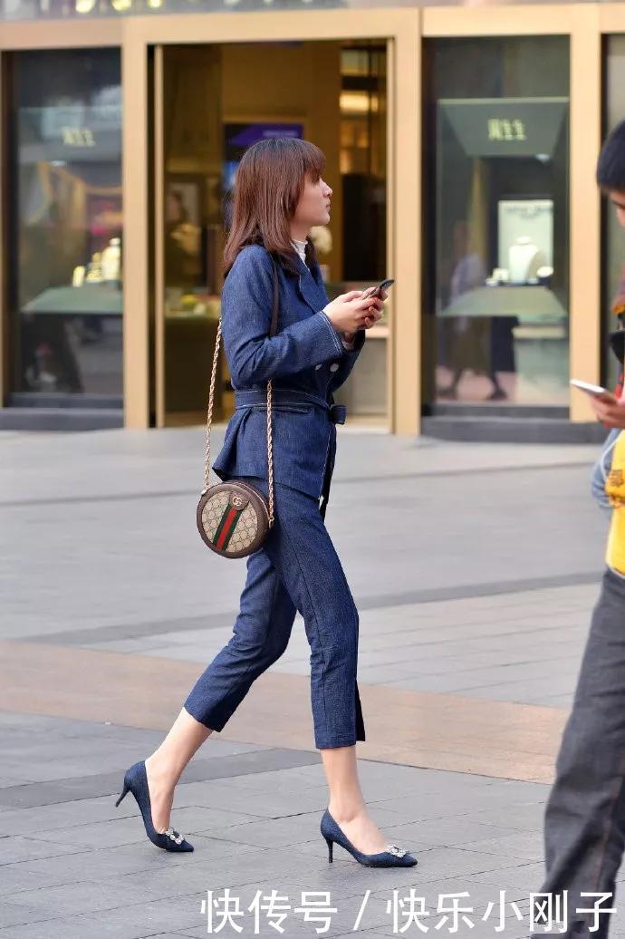 美女甜美造型,穿抹胸长袖秀身材,却被“脖圈”抢镜