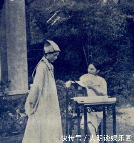 外交|她17岁当外交翻译,为嫁诗人与高富帅离婚,29岁丧夫,55岁成知名