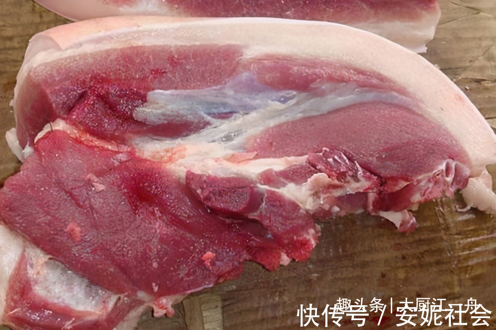 保存猪肉时，最忌直接放冰箱，肉贩子教我一招，放半年照样新鲜