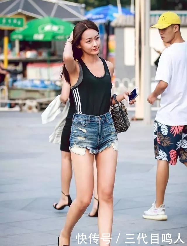 街拍:小姐姐长相甜美,浅粉色连衣裙搭配灰色长风衣,很显身材