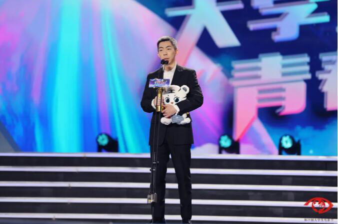 青春|大影節燃情“青春之夜” 徐帆劉浩存淚灑舞臺