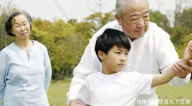 啃老|“新型啃老”悄悄出现,很多父母还没察觉,总以为孩子很孝顺!