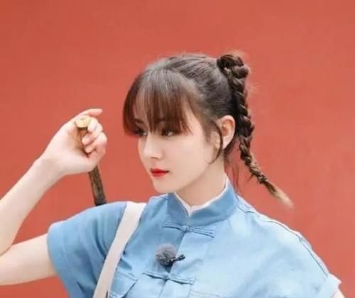 热巴|脸上有这3个“特征”的女生,别轻易留刘海!露五官更年轻又女神