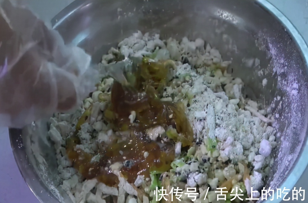 面团|老式五仁月饼的家常制作方法，馅料十足，做法简单，美味可口