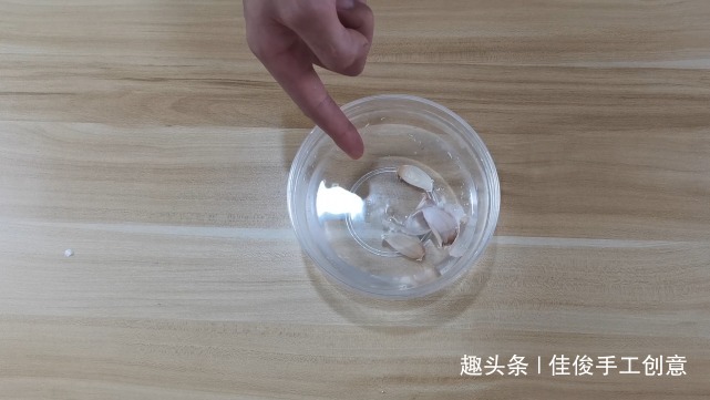 实用|大蒜上有个小机关，轻轻一按蒜皮自动脱落，简单实用又方便学学吧