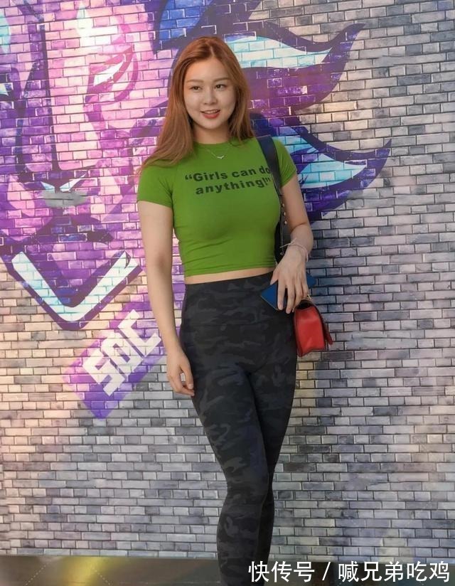 搭配 身穿无痕打底裤，修身版型凸显身材，更加美丽！