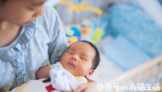 宝宝|新生儿出生后手爱乱抓,抓不到还哭闹,原因很搞笑,妈妈赶紧安慰