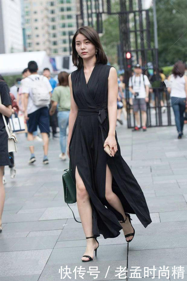 打底裤|街拍:黑色V字领连体裤,展现清静自然的美姿