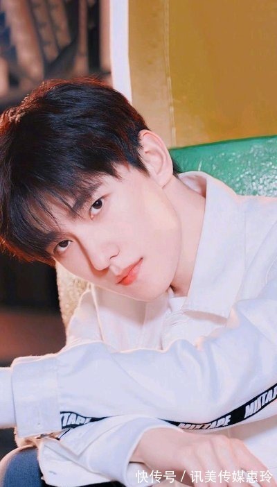 陈立农王耀庆玩打手板,嗨到极点,农哥笑成地主家的“傻儿子”