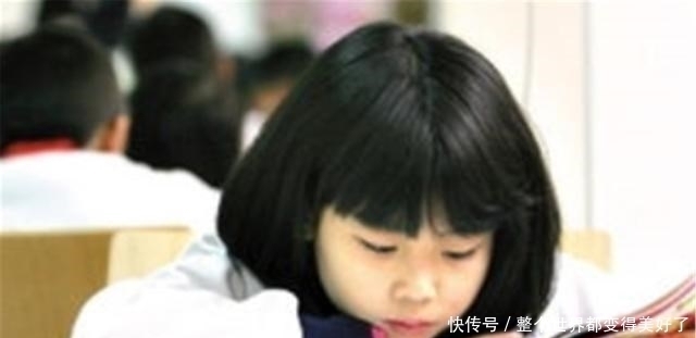 小学生穿上校服都一个样？老师：不是！“穷孩子”一眼就能找到