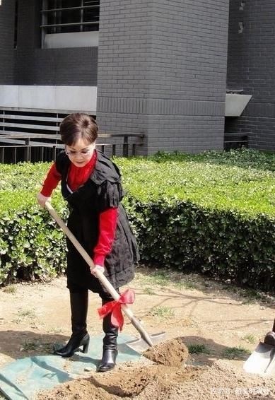 李谷一穿國風長裙上綜藝，76歲臉上未見皺紋，同框蔡明太有活力