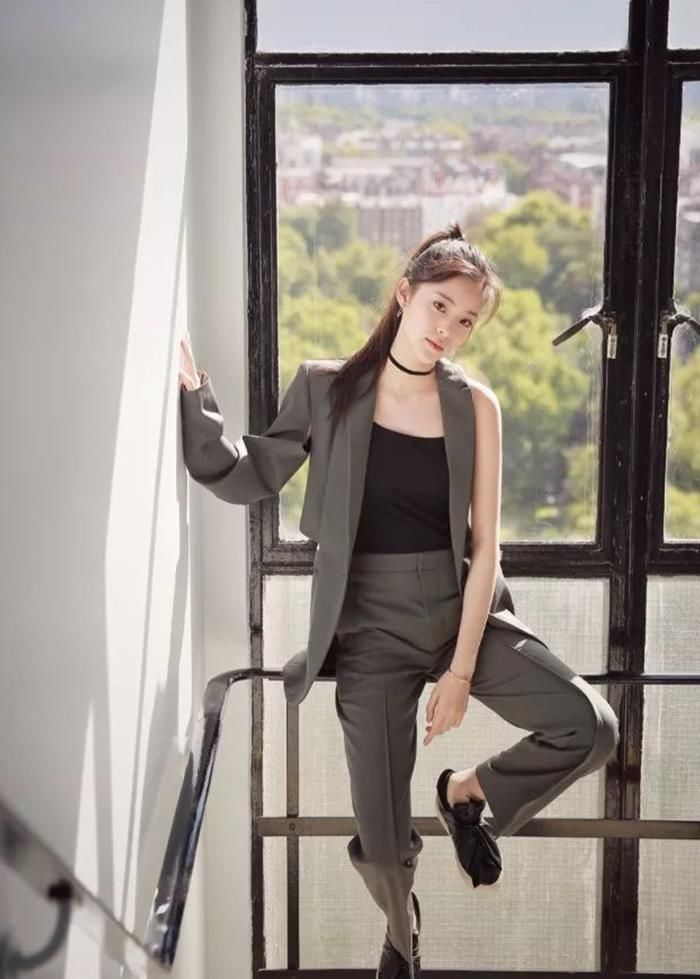 忘掉小黑裤！今年潮人更爱穿“西装+阔腿裤”，时髦显瘦还上档次