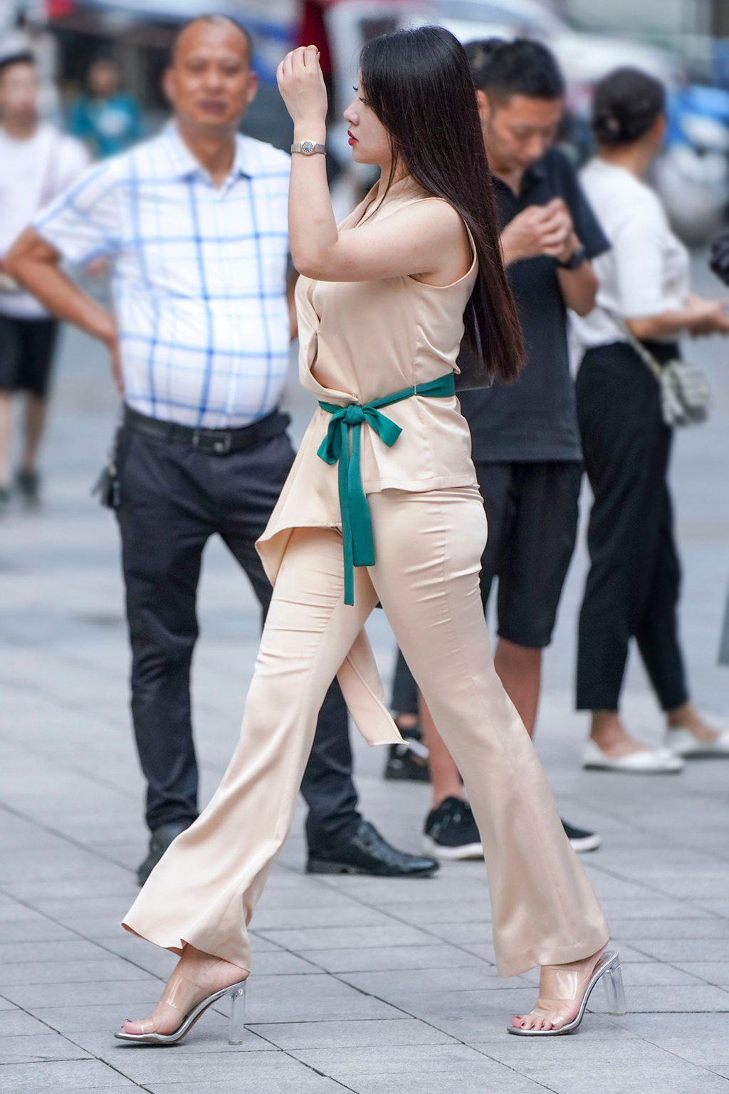 舒适感|街拍:夏季如何巧搭套装,穿出清凉的舒适感,让造型变得时髦又有个性