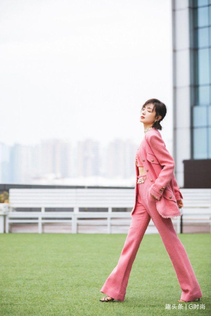 穿搭 明星们争相示范早秋穿搭，轻松舒适不失时髦感，还很容易学