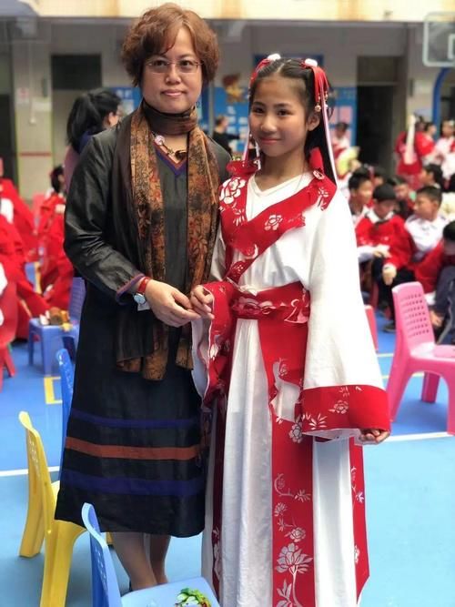  大南路小学493件创意“剪纸汉服”登上“秀场”，展现民族服饰之美！