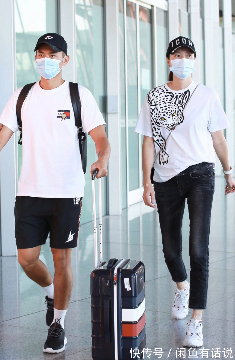 机场|谢杏芳和林丹走机场,1米78硬把基础款穿时髦,一双大长腿太瞩目