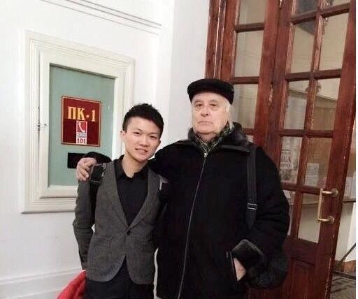 乌克兰 “小太阳”周深:从饱受欺凌到歌坛传奇,他的经历使人心疼