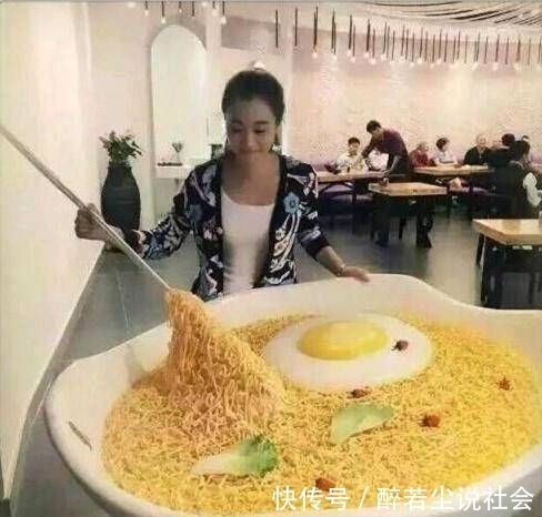 |搞笑图片幽默段子笑话:大哥你脖子会出问题的,这样不酸么?哈哈