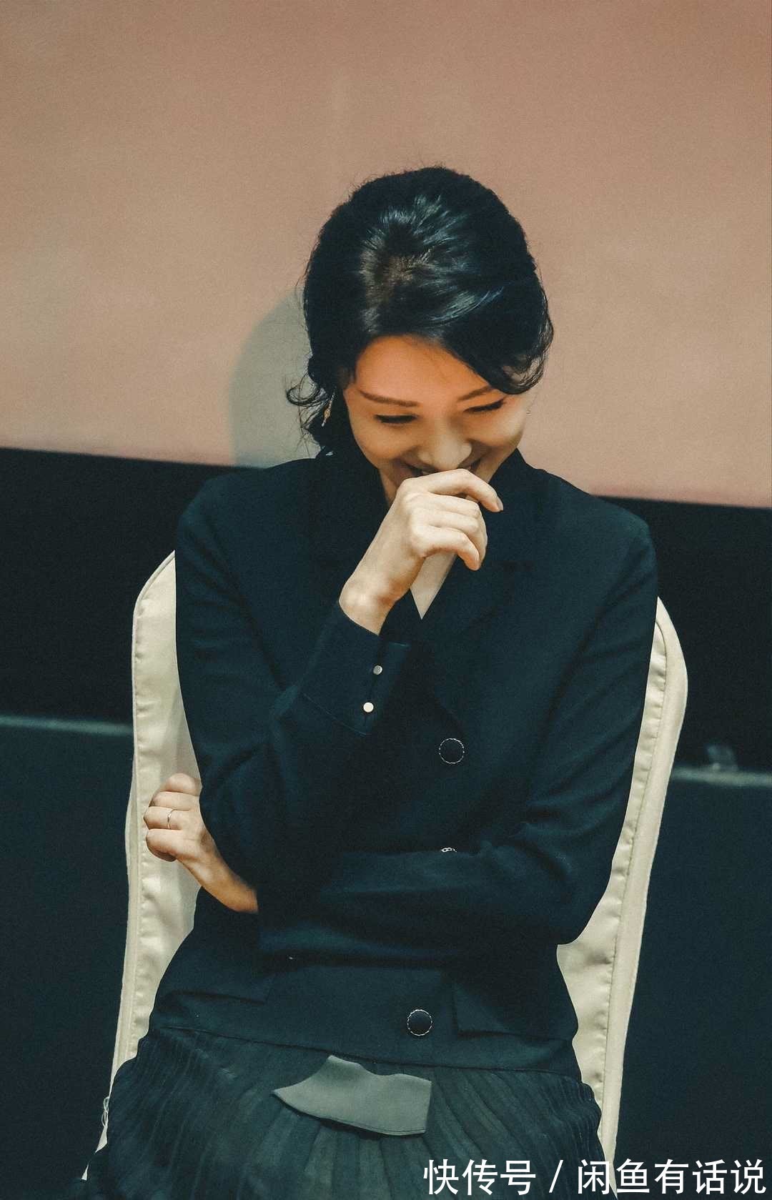 穿搭|周涛穿上了“秋天的第一件大衣”,配同色马丁靴好显贵,太值得学