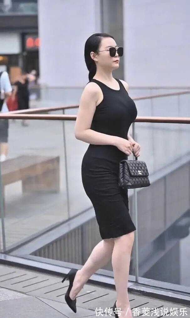 身形 真正的“胯大肩宽”,没有那么多条条框框,可以尽情施展线条美!