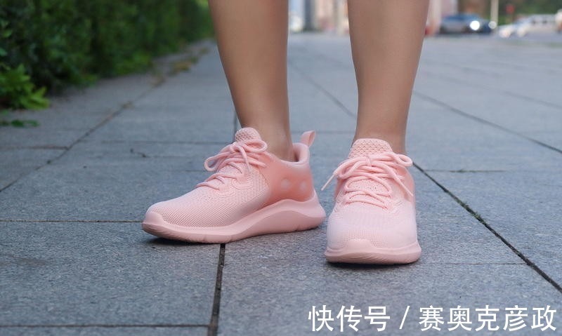 老妈 我用买冰皮月饼的钱,给老妈换了一双咕咚5K跑鞋