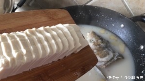 腥味|鱼汤颜色白不白,什么时候加水很重要!这时候加,浓白鲜美沒腥味