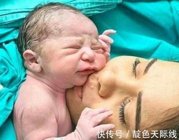 脐带|宝宝刚刚生下,医生要剪脐带时,宝宝的动作,让医生出了一身冷汗
