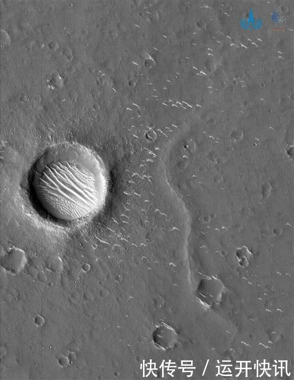 图像 火星高清影像图:天问一号拍摄到火星表面的撞击坑,太震撼了
