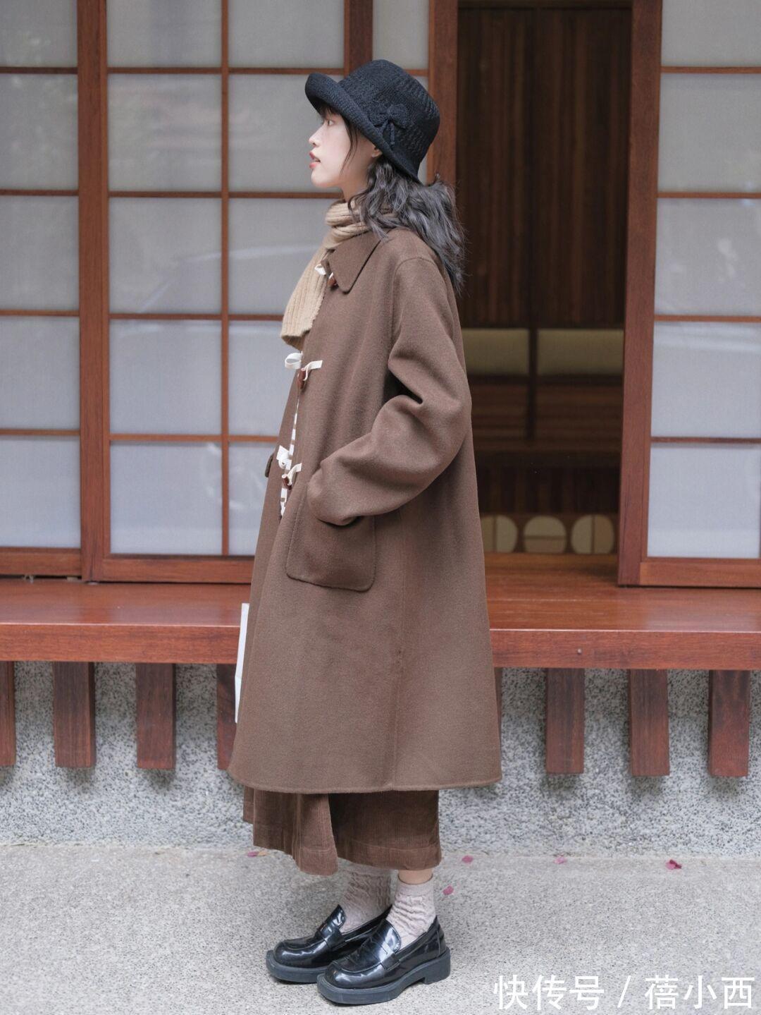 牛角扣|想减龄就试试“牛角扣大衣”,轻松get少女气质,告别单调老气