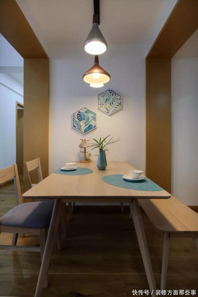 两个字|86平以驼掌舵,客厅枝形状的吊灯、实木地板、各种色彩的碰撞