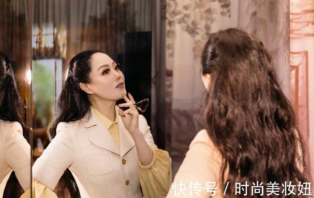 色系|章小蕙活成女人羡慕的样子,58岁穿搭精致优雅,藏不住的贵气感