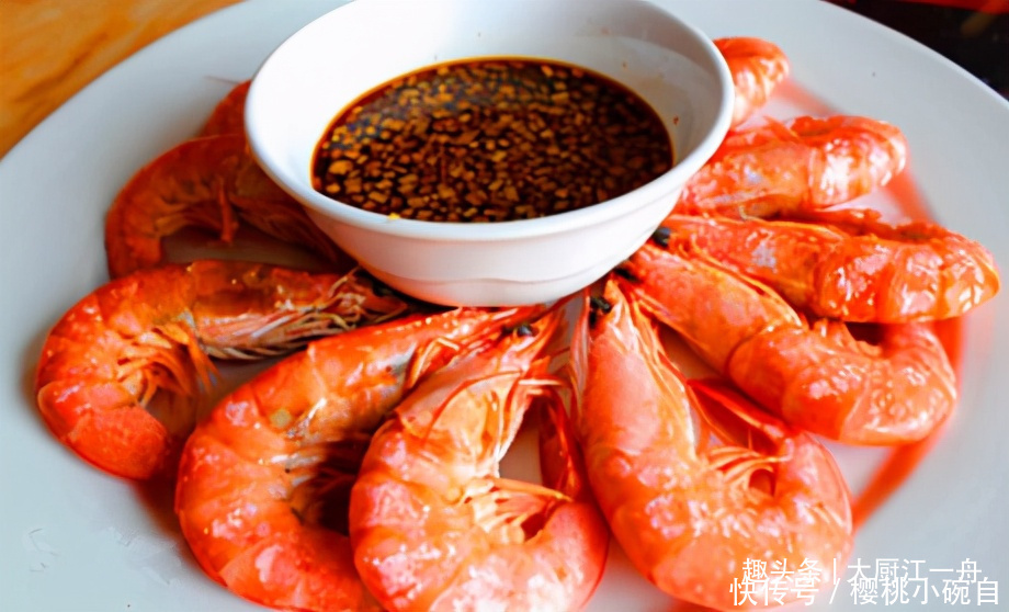 过年时做白灼大虾,先下锅就错啦,难怪虾肉发腥发柴,这样做才对