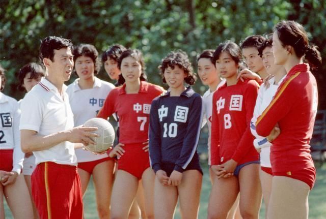 女排|比郎平还厉害她是女排中唯一的五冠王,女儿是清华的学霸