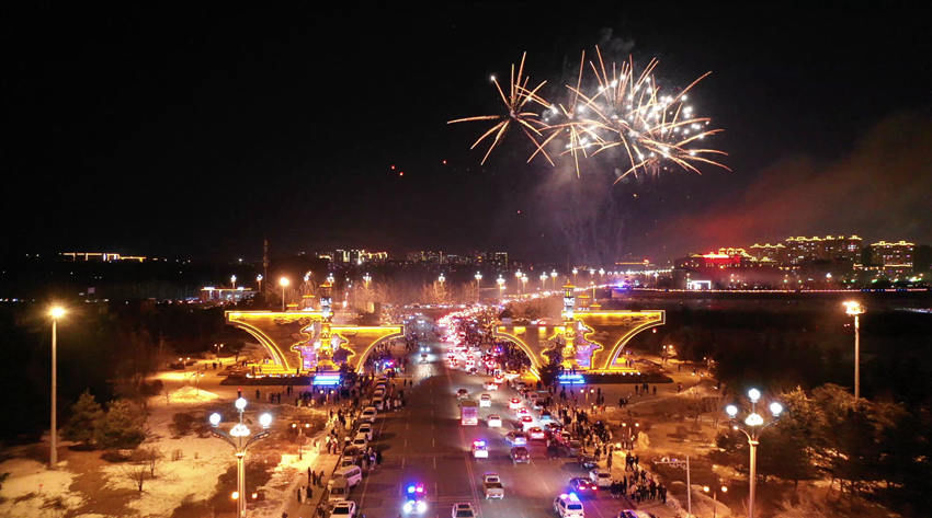 元宵节|敦化：元宵节氛围感拉满！今夜的六鼎山璀璨耀眼