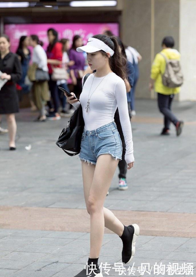 高跟鞋|穿搭新潮的美女,一身清爽的穿搭,运动感十足