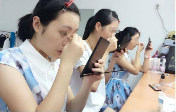 女生们|女大学生化妆前后对比照火了,堪比“换脸”,男生不敢信是同一人